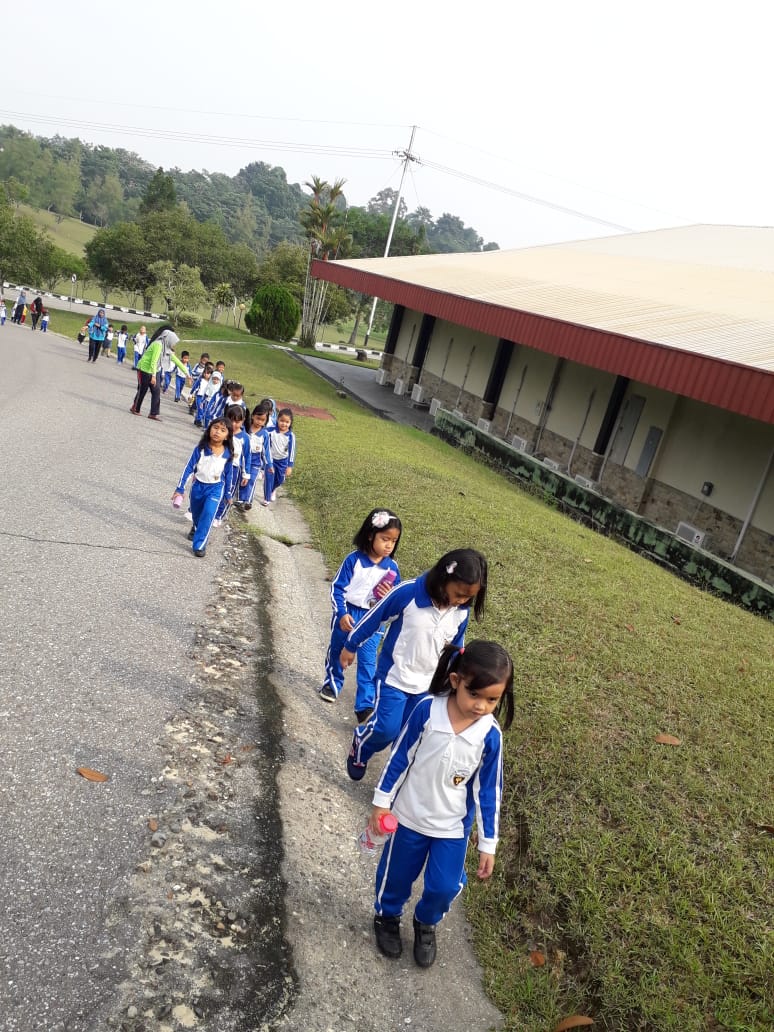 Jalan pagi bersama di lingkungan udara yang segar